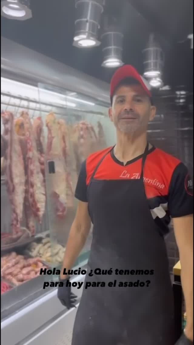 Carnicero de La Argentina frente a la cámara de frío