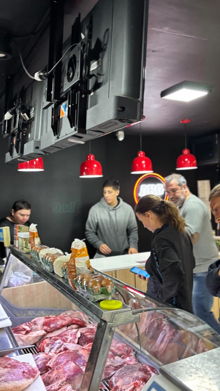 Mostrador de una sucursal con clientes